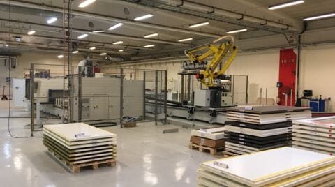 Flexible integrated cell for machining special doors